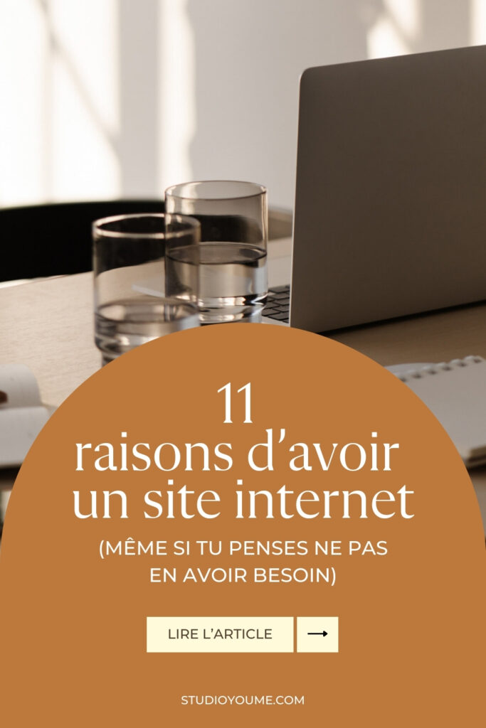 Image promotionnelle présentant un bureau avec un ordinateur portable, deux verres d'eau et des carnets, accompagnée d'un texte incitatif : "11 raisons d'avoir un site internet (même si tu penses ne pas en avoir besoin)". Cette image sert de bannière pour l'article et vise à attirer l'attention sur les avantages d'avoir un site internet pour tout professionnel.
