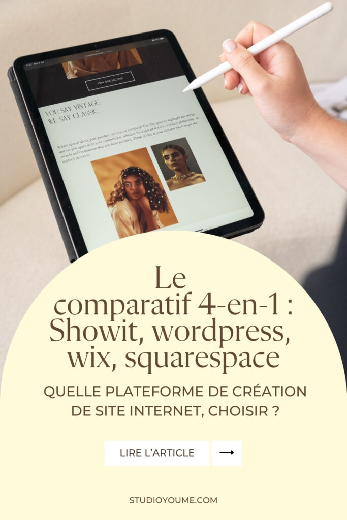 Personne tenant une tablette avec un stylet, affichant un site web avec des images et du texte. Texte au premier plan indiquant : 'Le comparatif 4-en-1 : Showit, WordPress, Wix, Squarespace. Quelle plateforme de création de site internet choisir ?' Bouton 'Lire l'article' en dessous.