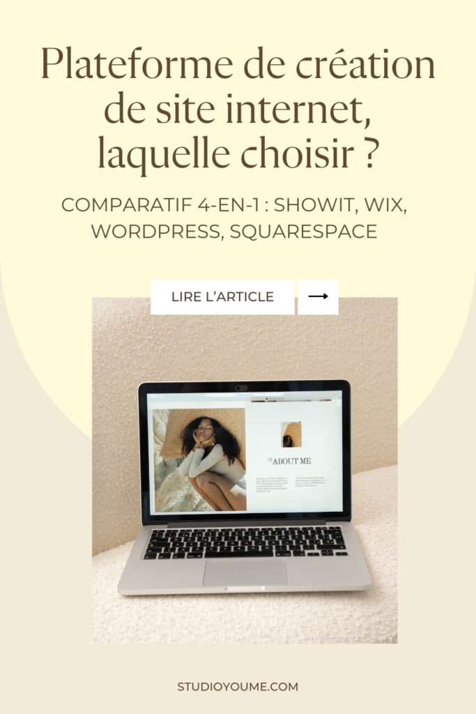 Ordinateur portable affichant un site web avec une image d'une femme portant un chapeau. Texte au premier plan indiquant : 'Plateforme de création de site internet, laquelle choisir ? Comparatif 4-en-1 : Showit, Wix, WordPress, Squarespace.' Bouton 'Lire l'article' en dessous.