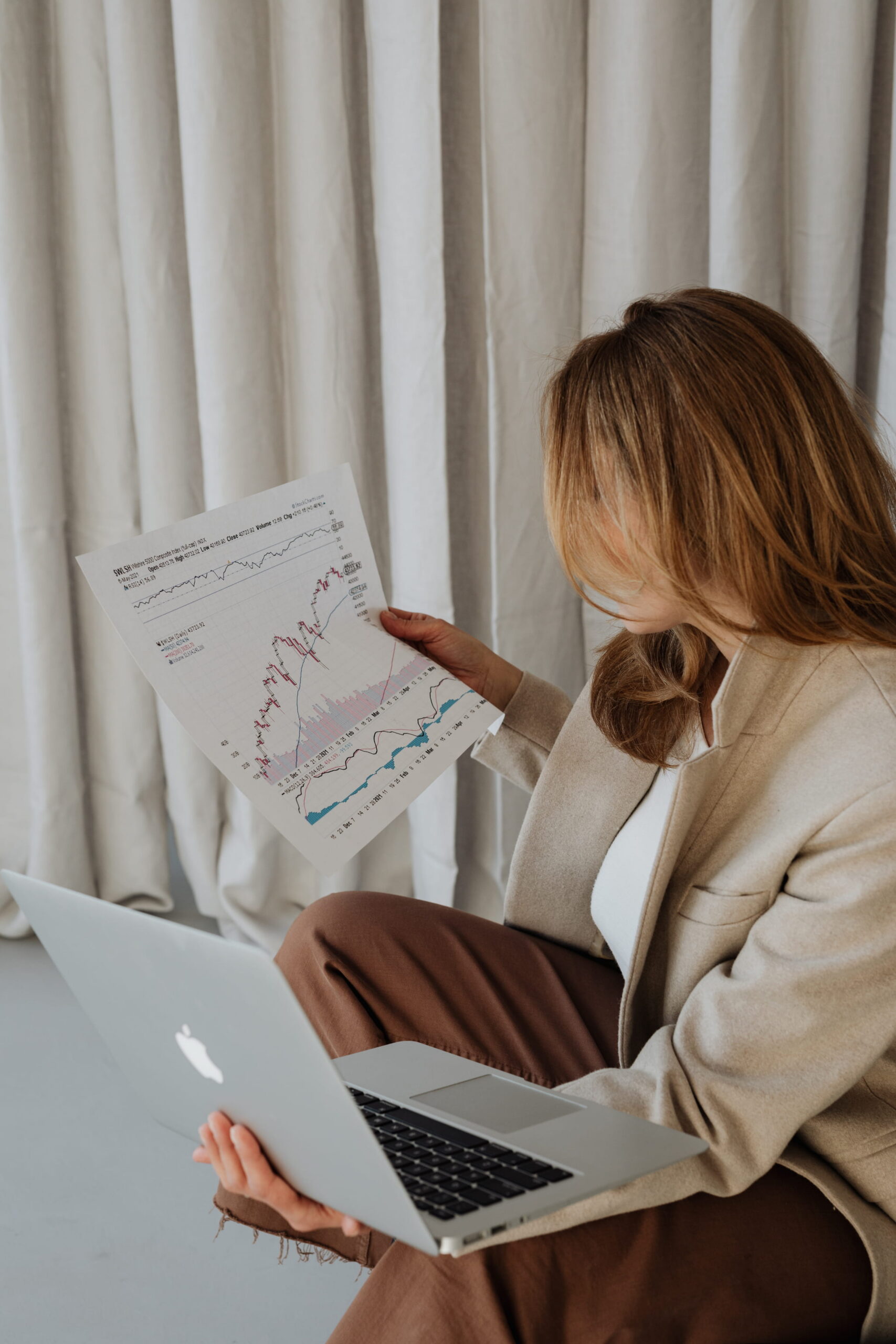 Cheffe d'entreprise analysant les chiffres de sa marque en croissance.