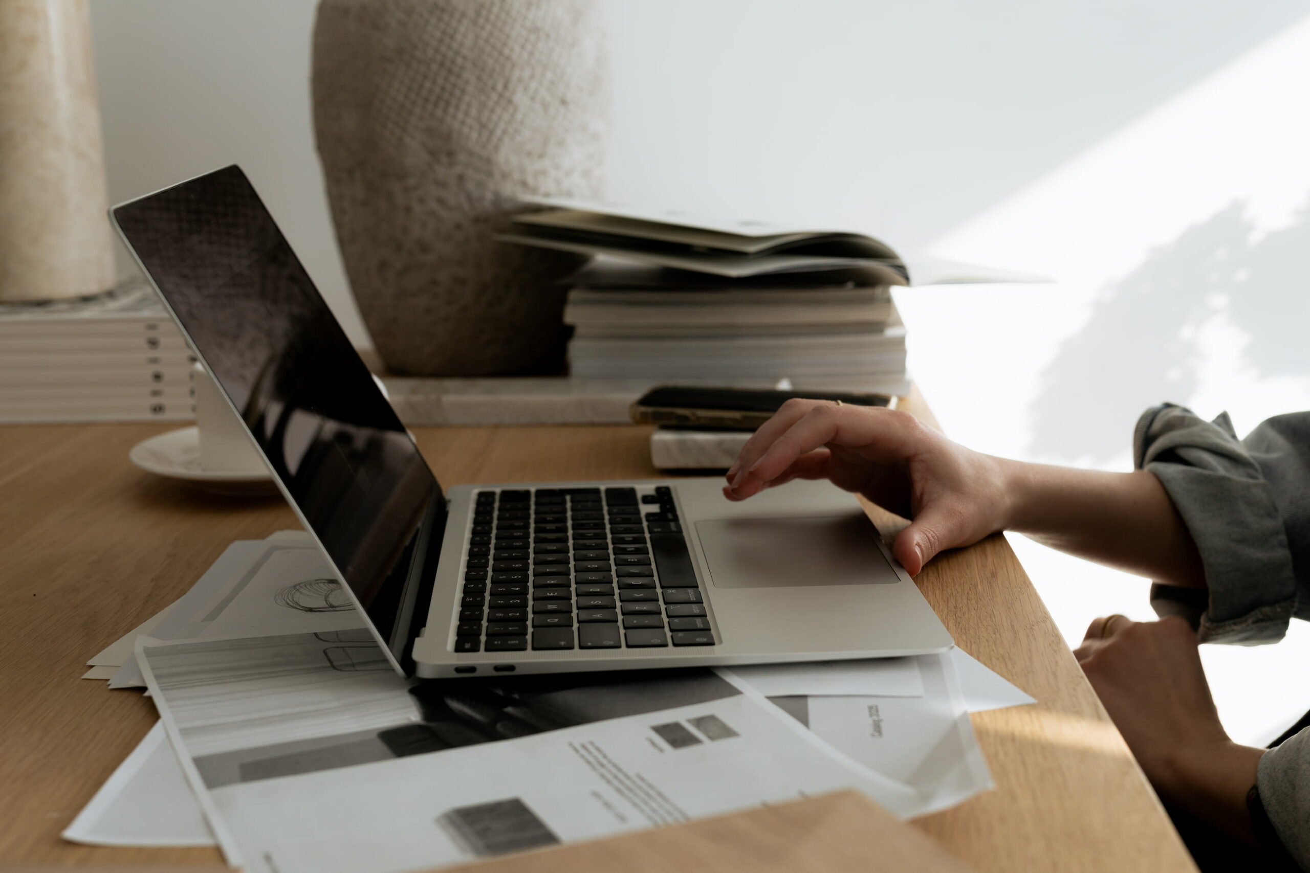 Femme devant son ordinateur en train de créer une adresse mail pro.