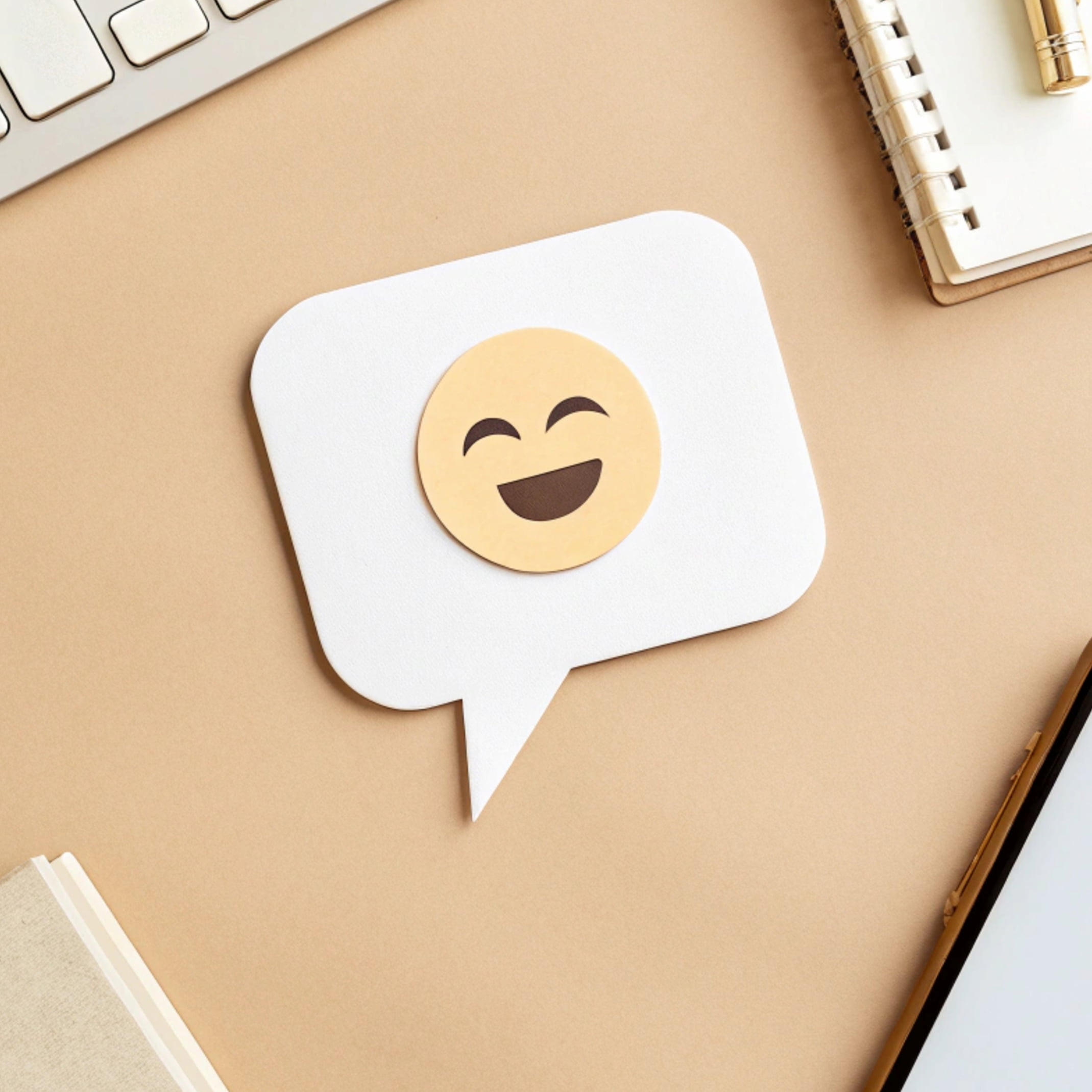 Emoji souriant sur un bureau à utiliser dans sa communication.
