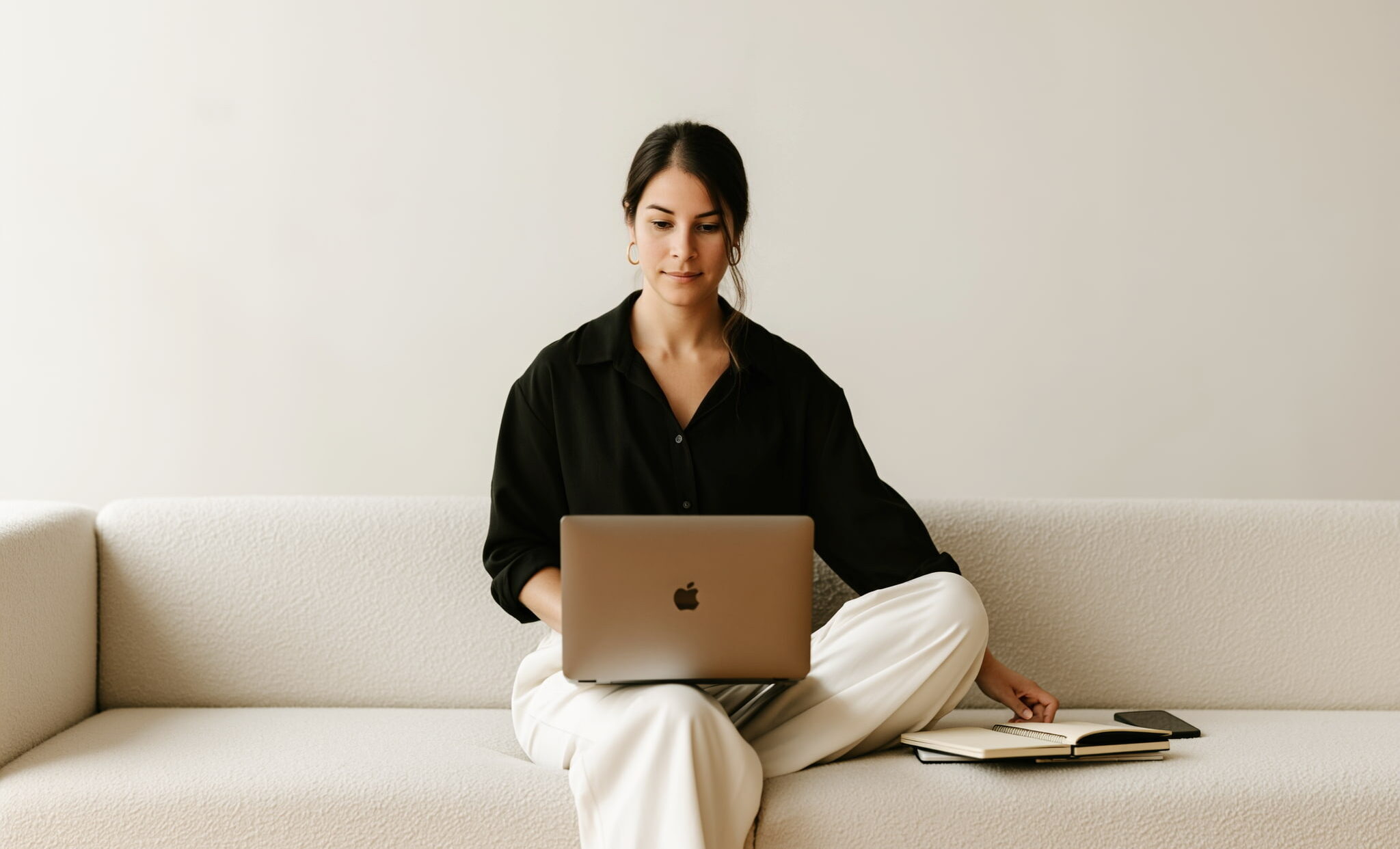 Anne-Sophie, fondatrice du Studio Youmé, travaillant sur son ordinateur de chez elle après s'être lancée dans l'entrepreneuriat.