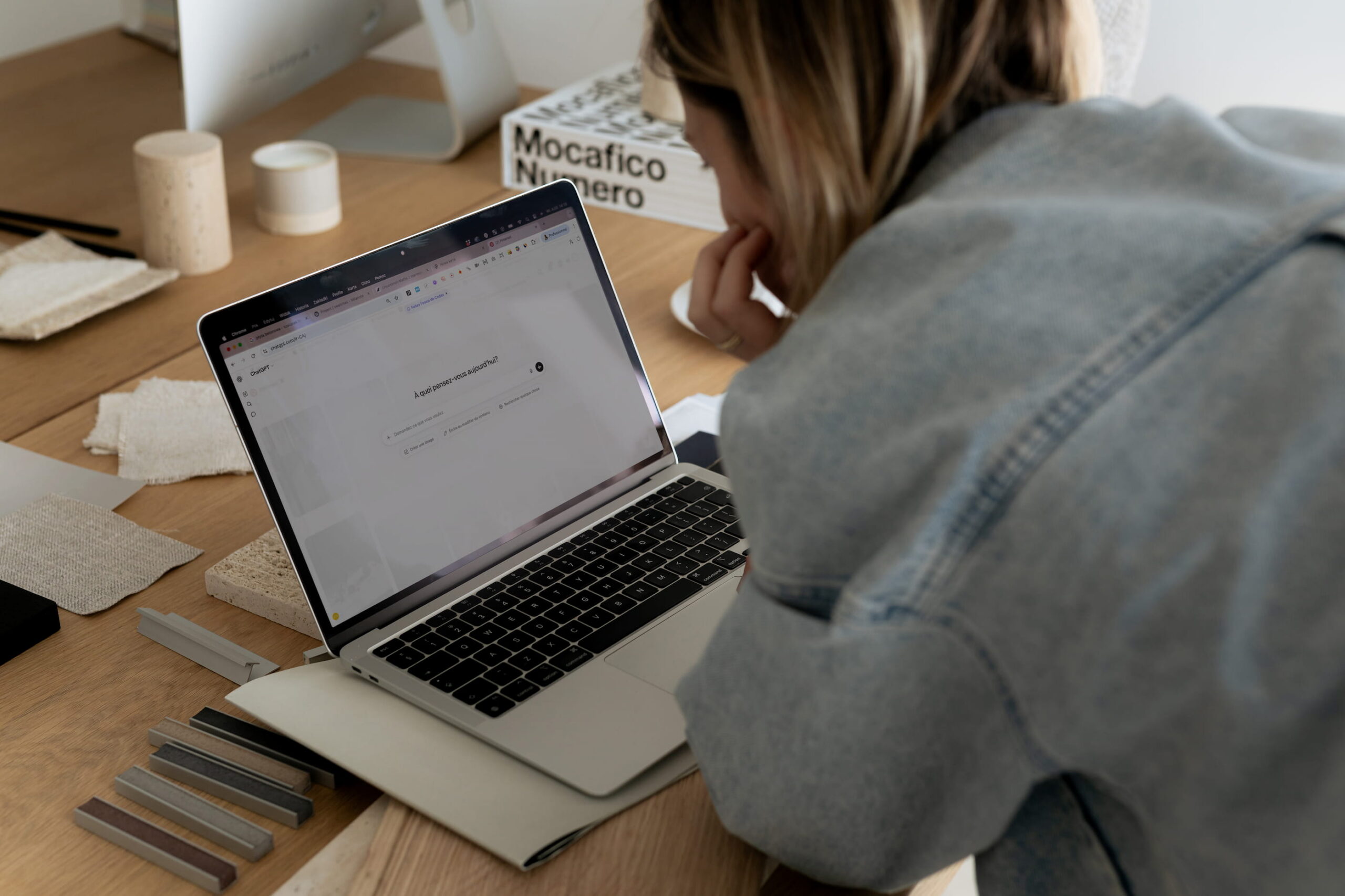 Femme devant son ordinateur en train de regarder comment faire un site internet avec l'IA ChatGPT.